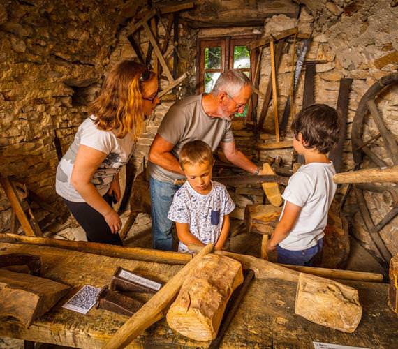 Outils anciens dans la ferme caussenarde, Hervé Leclair / Aspheries 3 siècles d'histoire à portée de main !