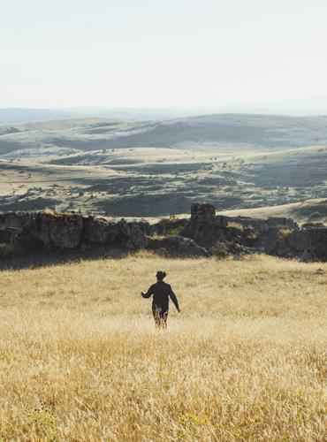 Sur le Causse Méjean en Lozère, Aymeric Perona Seul au monde