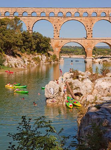 Baignade aux pieds du Pont du Gard, © Yann de Fareins Baignade aux pieds du Pont du Gard