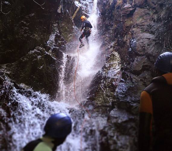 Canyoning dans le Parc naturel régional des Pyrénées Catalanes © Paul DELGADO - PNR PYRENNES CATALANES