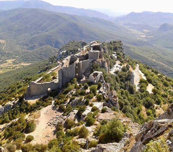 Sur le sentier cathare, le château de Peyrepertuse, Christine Chabanette Sur le sentier cathare, le château de Peyrepertuse