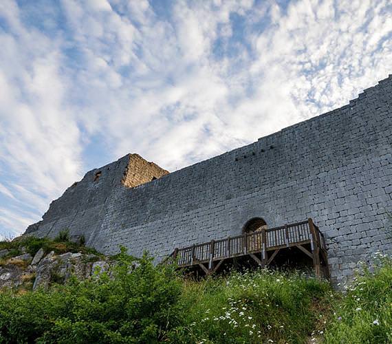 Vue sur l'entrée du château