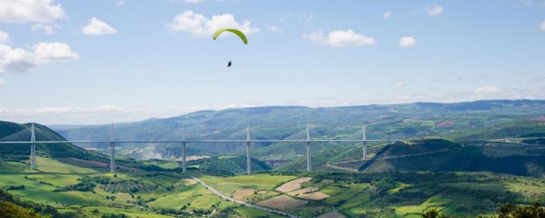 En parapente au Viaduc de Millau