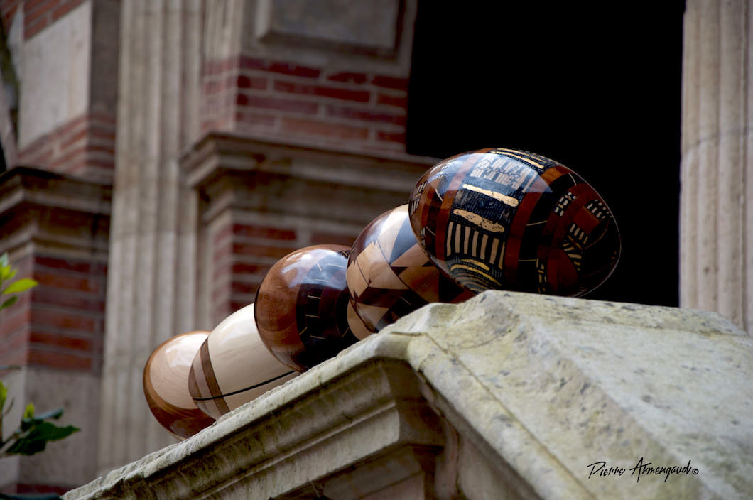 © Pierre Armengaud Ballons de rugby en bois © Pierre Armengaud