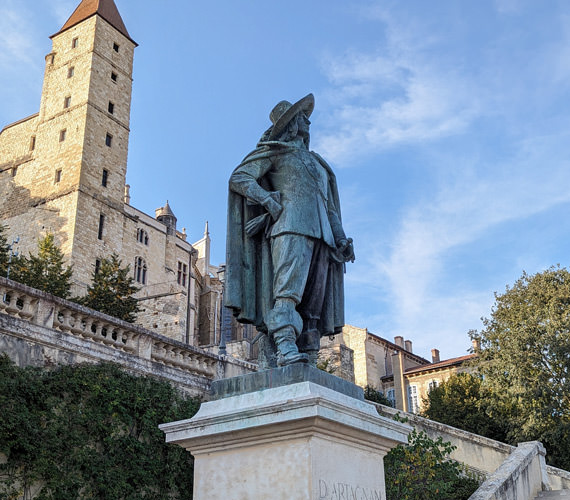 Auch - Statue de D'Artagnan © Viajandonconmami / CRTL Occitanie