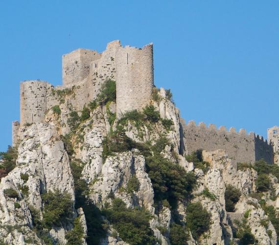 Le château de Puilaurens sur son piton rocheux, Pyrénées Audoises Le château de Puilaurens sur son piton rocheux