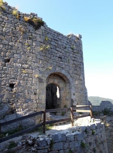 Le château de Puilaurens sur son piton rocheux, Pyrénées Audoises Le château de Puilaurens sur son piton rocheux