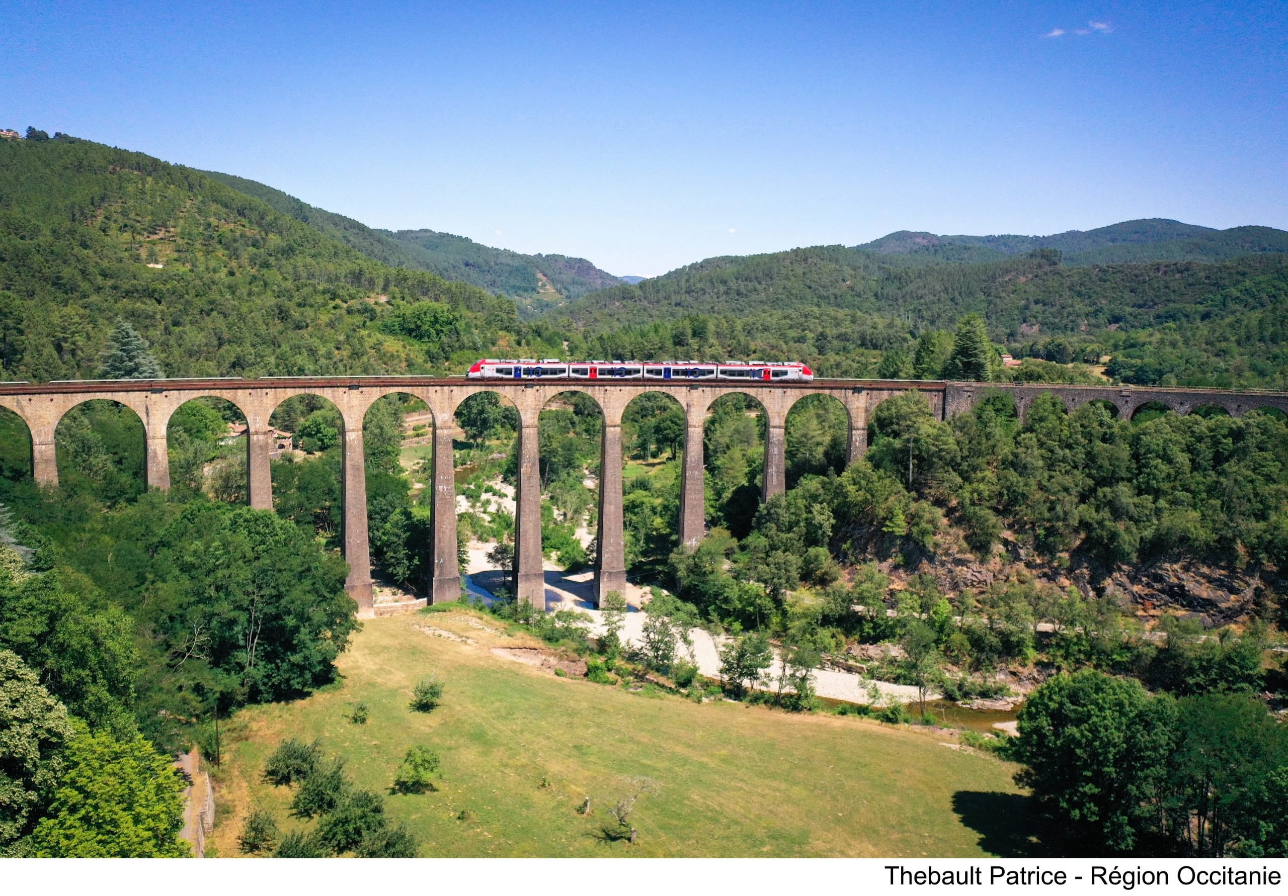 Ligne du Cevenol sur le viaduc de Chamborigaud La gran travesía de las Cevenas © Thebault Patrice - Région Occitanie - CRTL Occitanie
