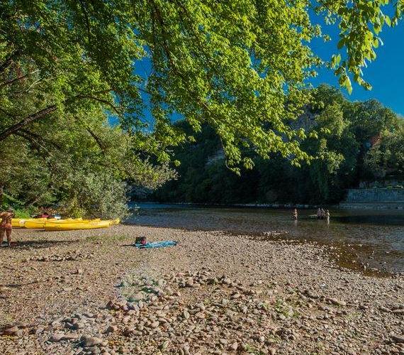 Plage en bord de Dordogne - camping du Port Creysse © Lot Tourisme