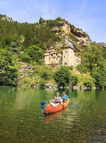 Devant le château de La Caze