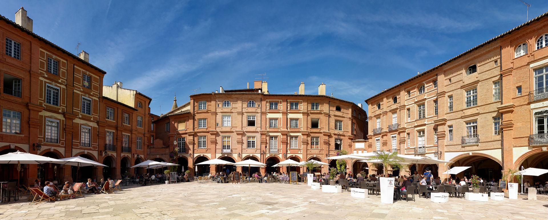La place Nationale à Montauban