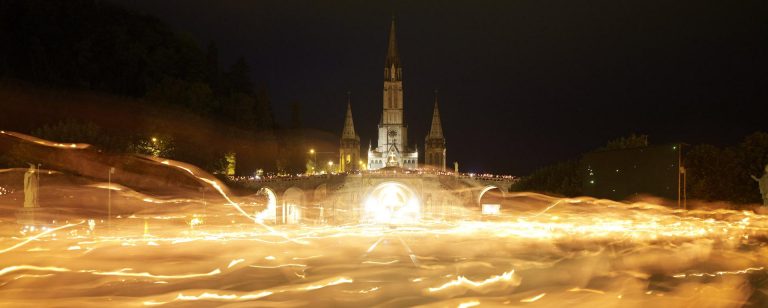 Lourdes, la procession aux flambeaux