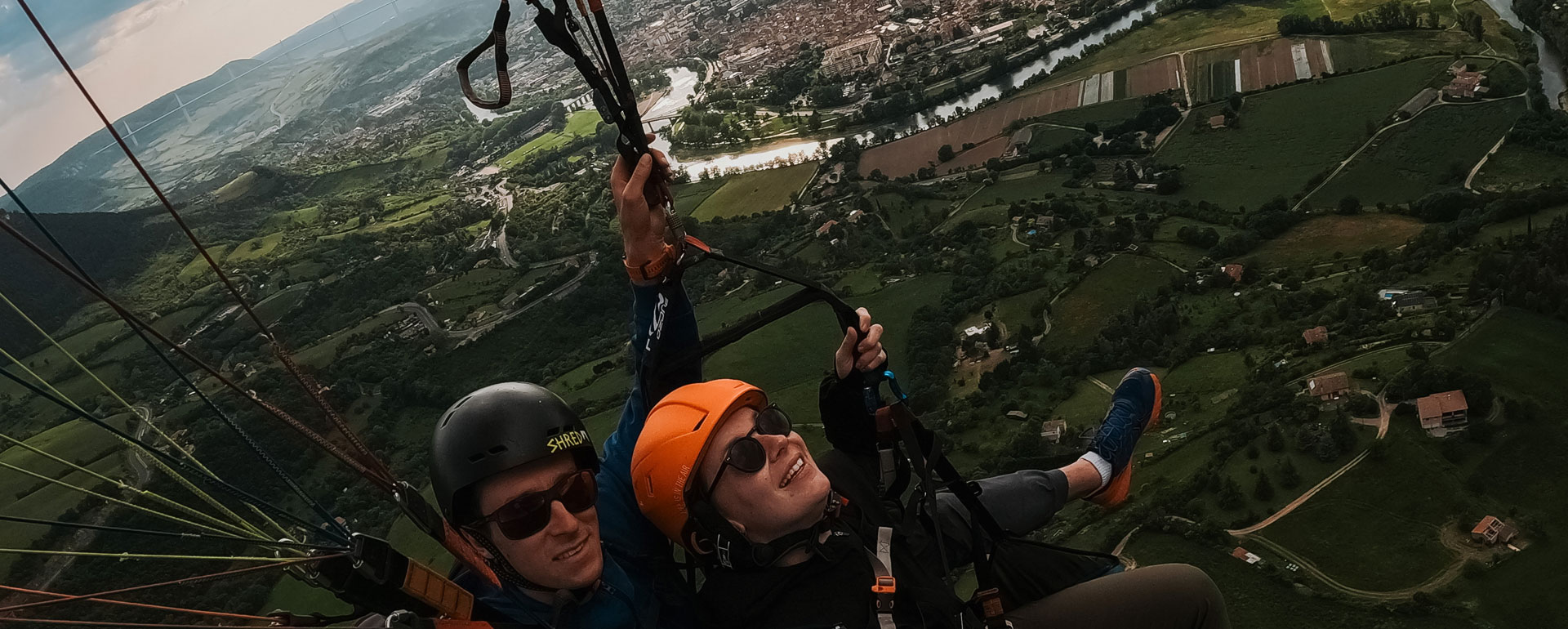 Paragliden over Millau