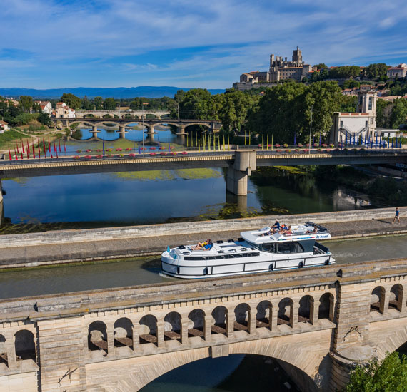 Bateau sur Pont-canal de l'Orb à Béziers