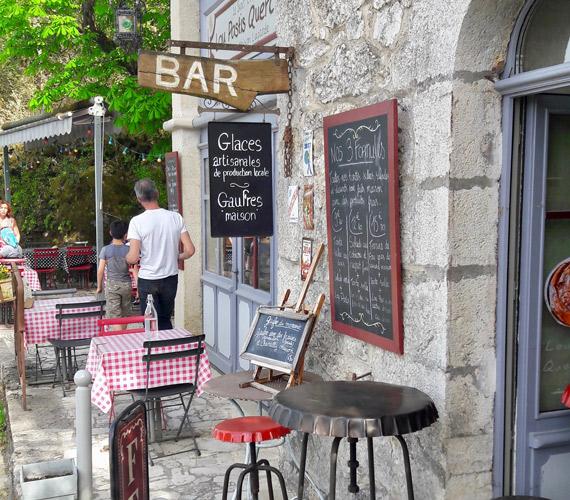 Café à Saint-Cirq-Lapopie, Christine Chabanette Café à Saint-Cirq-Lapopie