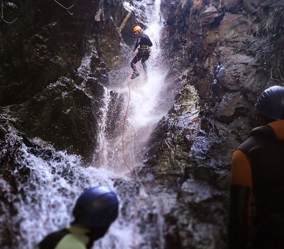 Canyoning dans le Parc naturel régional des Pyrénées Catalanes © Paul DELGADO - PNR PYRENEES CATALANES