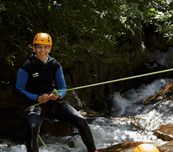 Canyoning nell'Ariège Descente en rappel Canyoning en Ariège © ADT Ariège