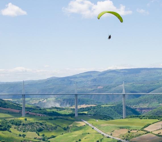 Parapente au Viaduc de Millau © M. Hennessy-Tourisme Aveyron