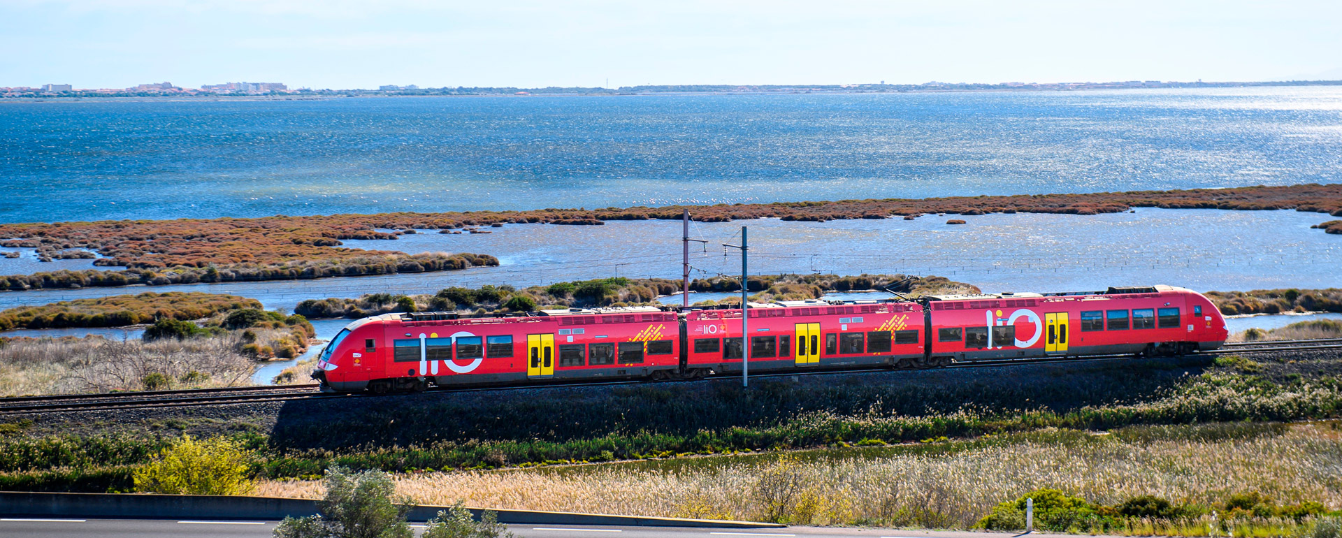 Train liO le long du littoral