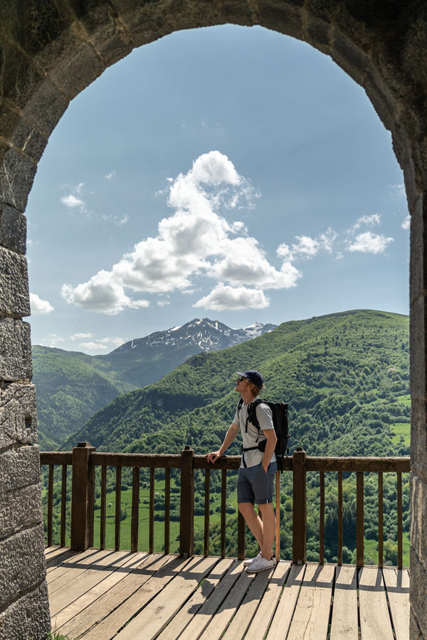 Aperçu de paysage à travers une porte en arc de cercle du Château de Montségur